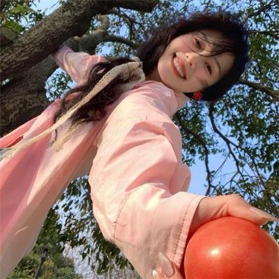 穿粉红色裤子的男孩